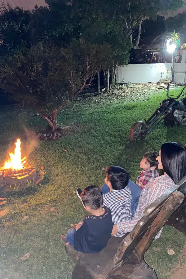 Café da manhã servido em cesta de piquenique na varanda