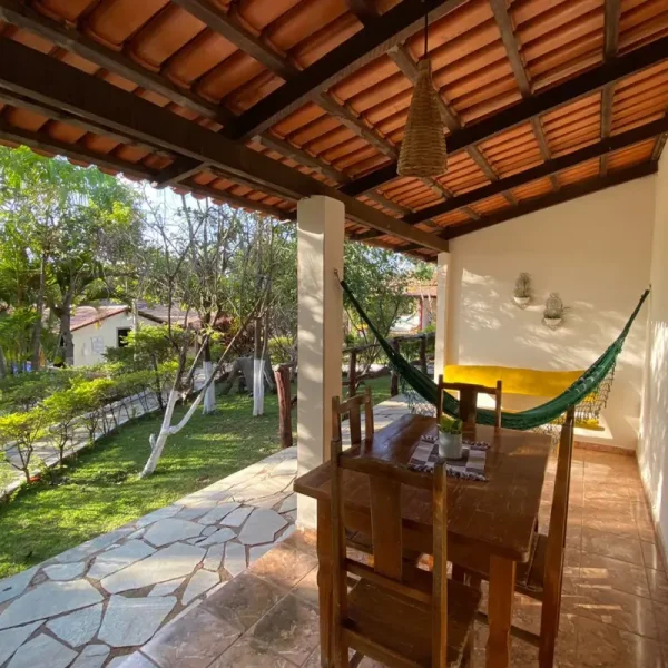 Piscina climatizada da Villa Serena cercada de área verde